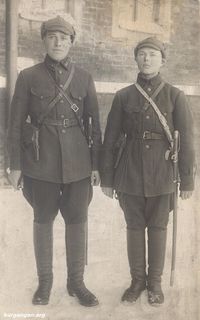 1930-е — Отделенный командир Василий Михайлович Половников (слева), уроженец поселка Алабугского Звериноголовского района Курганской области. Фото из домашнего архива Алексея Васильевича Половникова (Курган).