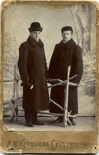 Каменских Федор Яковлевич — Каменских Федор Яковлевич (слева), Курган, ок. 1916г. Фото из домашнего архива Любови Барановой (Челябинск). Фото для размещения на сайте прислал Вячеслав Вотев (Пермь).