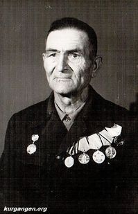 Кашин Степан Савватеевич — Кашин Степан Савватеевич 1918 года рождения. Был призван в армию в 1939 году. Служил на Дальнем Востоке. В 1941 году, направлен на фронт  в стрелковую дивизию минометчиком. Воевал на Волховском, Сталинградском фронтах.  Получил звание ефрейтора. В боях под Старой Русской получил тяжелое ранение. В 1942 году был демобилизирован по инвалидности. Награжден медалями «За отвагу», «За победу над Германией». Умер в 1982 году.