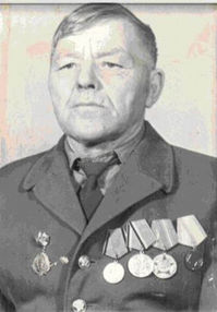 Клыков Василий Ефремович — Родился  5.02.1914 г., в д.Сопинино Шадринского р-на, Курганской обл. На войну ушел  в 1941 г., служил на Дальнем  Востоке. Позднее был переброшен на Сталинградский фронт. Воевал на Белорусском фронте, на 1-м и 3-м Украинском фронтах до 1943 г. Под Николаевом был тяжело ранен, полгода лечился в госпитале. Воевал в пехоте в звании сержанта. После ранений  и контузии и был комиссован. Награжден орденом Великой Отечественной войны 1 степени, медалью Жукова.