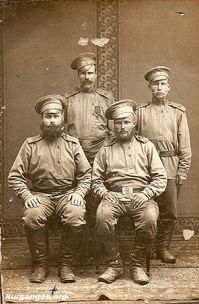 На военной службе, 1910-е годы — В нижнем ряду слева - уроженец деревни Дмитриевки Долговской волости Челябинского уезда (территория современного Куртамышского района Курганской области), Лев Андреевич Клычков (18.02.1883 - 15.08.1955),  участник 1-й мировой войны, 1914 г. Фото из личного архива Комарских Н.А. (Курган).