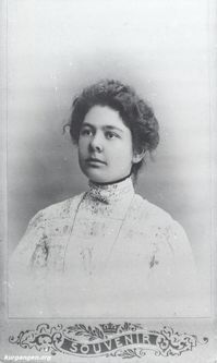 г. Далматово — Кокосова (Черемухова) Антонина Ивановна, ум. в 1923г., Окончила Казанскую фельдшерско-акушерскую школу и направлена в Далматово, работала там в 1900-х годах и там же вышла замуж, фельдшер. Фото из архива Васильевой А.М.