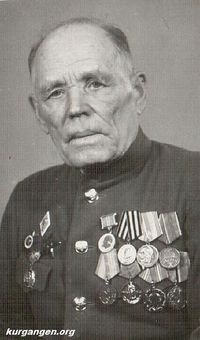 Кошутин Яков Гаврилович — Кошутин Яков Гаврилович род. в 1911 г. Призван в армию в 1939 году. Служил в бронетанковой части в МНР водителем, командиром взвода, командиром роты. В 1942 г. в звании лейтенанта воевал в составе 1-го, затем 2-го Белорусского фр. При наступлении был ранен и контужен. После войны в звании старшего лейтенанта работал в Германии помощником начальника 6-го отдела. Награжден орденом «Красной Звезды», «Отечественной Войны 2 степени», медалями: «За Варшаву», «За победу над Германией». Демобилизован в  1947 г.