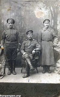 Фотография из альбома семьи Петра Семеновича Статных из деревни Быдино Мишкинского района Курганской области — Михаил Васильевич Гонцов (сидит) на военной службе, Кронштадт, 1916 год. Из архива Михаила и Николая Павловых (Курган).