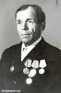Кузнецов Александр Михайлович — Кузнецов Александр Михайлович родился 6 ноября 1924 года  в Горьковской области, Вознесенский район. Военную присягу принял 20 февраля 1943 года при 27 стрелковом полку. Воевал на 1-ом Украинском фронте в звании сержанта. 15 марта 1945 года был уволен в запас по ранению в обе ноги. Награжден – медалями «За отвагу», «За победу над Германией».