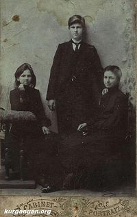 Жители Куртамыша — Любовь П. Шарапова, Александр Иоаннович Курапов, Любовь Ф. Курапова. Фотограф Гридин Н.М., Куртамыш, снимались 3 октября 1904 года. Фото из архива Любови Гордиевских.
