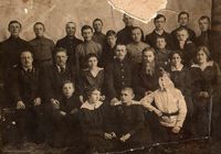 Куртамыш. Педагоги и учащиеся смешанной гимназии, 1919 год — Слева - К.З. Павлов, в центре заведующий гимназией И.М. Пономарёв, законоучитель - о. Федор (Карпов). Слева вверху - ученик Петр Лоскутников. Из архива Веры Эберт, внучки П.Лоскутникова (Германия).