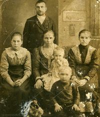 г. Далматово — Лавров Александр Григорьевич с семьей: сестра Анна Смагина (Лаврова), жена Мария Никитична, сестра Ирина Лаврова (Смагина), дочь Агния, сын Николай, 1916 год. Фото из архива Анатолия Волосникова (Москва).