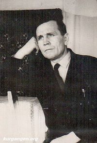 Максимов Василий Николаевич — 1916 года рождения. Призван в армию в 1937 году окончил военное училище. Службу проходил на Дальнем Востоке в звании старшего лейтенанта. Прослужил 10 лет. Демобилизовался в 1948 году в звании капитана. Награжден Орденом Красной Звезды, медалями «За победу над Германией», «За победу над Японией». Умер 8 августа 1963 года.
