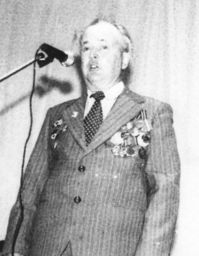 Малков Евгений Александрович — Родился 20.11.1925 в г. Куртамыше. После окончания Куртамышской ср. школы попал на фронт. Воевал в полковой разведке на 3-м Белорусском фронте.
Демобилизовался в 1945 г. Окончил вечернюю школу в Куртамыше, физико-мат. факультет в Курганском пединституте.
После окончания института работал в райкоме комсомола. Затем 19 лет преподавал математику в сельхозтехникуме.
Награжден орденом «Отечественной войны», медалью «За победу над Германией».
Фото из музея Куртамышского сельхозтехникума.
