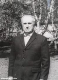 Михно Иван Антипович-1 — Родился 11.06.1906 в д. Трушевцы Кировоградской обл..
В 1939 г. переехал с семьей в Челябинскую обл. (д. Окунёвка Октябрьского р-на).
В начале июля 1941 г. был призван в Красную Армию. На место службы добирался на тракторе, на котором и начал службу на аэродроме дальней авиации. Затем был переведен в танковую армию генерала Рыбалко. Принимал участие в Прохоровском танковом сражении в битве на Курской дуге, форсировал Днепр, освобождал Украину и Польшу. Брал Дрезден, Берлин. Победу встретил в Праге. 1975 год