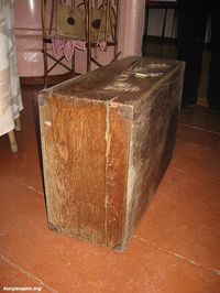 Мокроусово. В краеведческом музее — С такими самодельными чемоданами возвращались в 1953 году репрессированные. Фото Николая Павлова, 24.04.2010.