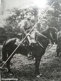 Казак 12 полка Оренбургского казачьего войска Н.Д. Томин — Томин Николай Дмитриевич (4(16).12.1886-12.8.1924) в полной казачьей экипировке: пика, шашка, карабин, бинокль, нагайка, патронные подсумки, топорик, шинель, переметные сумы, котелок. Родился в станице Казак-Кочердык, служил действительную, до 1914г. – приказчик у купца Завьялова в селе Куртамыш. На Первой Мировой войне: урядник, Георгиевский кавалер. Участник гражданской войны (1918-20гг.). В 1924г. командир кавалерийской бригады. Погиб в бою с басмачами. Фото 1914г. из краеведческого музея в Куртамыш.