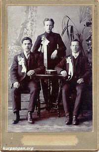На свадьбе — Каменских Андрей Григорьевич (слева) с товарищами (может быть с родственниками). Около 1915 года. Фото из архива Вячеслава Вотева (Пермь).