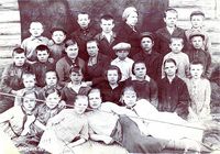 Деревня Новотроицкое — 4-й класс Новотроицкой школы, 1940-й год.
Фото из архива Васильевых (Курган).