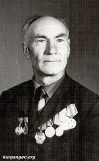 Оглуздин Федор Андриянович — Родился  24 ноября 1918 г. в д. Сопинина Шадринского р-на Курганской обл. 24 сентября 1939 г. был призван на службу в 161 артиллерийский полк – разведчиком. Службу проходил на Дальнем Востоке, в 263 гаубично-артиллерийском полку в звании старшины. 20 апреля 1947 г. уволен в запас. Награжден орденом Отечественной войны 2 ст., медалями «За боевые заслуги», «За победу над Германией», «За победу над Японией», медалью Жукова. Умер в 2007 году.