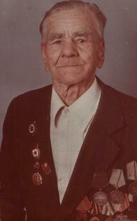Островских Иван Егорович (29.08.1908-9.03.1994) - 2 — Зачастую лед  даже в трескучие морозы не выдерживал тяжести машин. Трассу разрывали трещины и разводья, достигавшие несколько метров в ширину. Надо было строить множество перекидных щитов и мостов. Стаи фашистских самолетов  - «юнкерсов», «мессершмиттов» - непрерывно курсировали в небе Ладоги. Они ежедневно бомбили движущиеся по ледовым трассам автоколонны, охотились за отдельными машинами, обстреливали их из пулеметов.