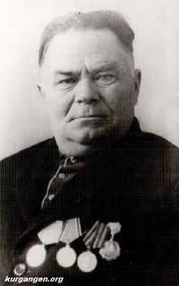 Патракеев Александр Васильевич — Патракеев Александр Васильевич 1922 года рождения. Призван в Советскую Армию в 1942 году. Направлен в стрелковую дивизию командиром отделения пулеметчиков. Воевал на 2-м Прибалтийском, на 2 и 3-м Белорусских фронтах. В бою под Старой Руссой был ранен. После госпиталя направлен в зенитные части. Демобилизирован в 1946 г. Награжден Орденом Отечественной войны 2 степени, медалями «За отвагу», «За взятие Кенигсберга», «За победу над Германией». Умер в 1986 году.