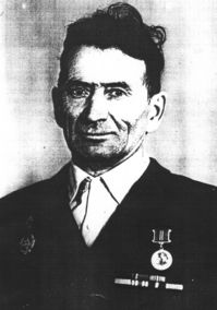 Перминов Иосиф Федорович — Родился 4.04.1913 г. в д. Костылево Куртамышского р-на. После окончания школы был призван в армию. После демобилизации жил в Читинской обл. В 1941 г. вновь призван в армию. Защищал границу с Японией, служил на Маньчжурской границе. Старшина медицинской службы батальона. В 1946 году демобилизовался, приехал в г. Куртамыш. В Куртамышском с/техникуме работал комендантом.
Награды: медаль «За отвагу», медаль «За победу над Японией», орден «Красной звезды».
Фото из музея Куртамышского сельхозтехникума.