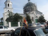 Мишкино. Празднование иконы "Торжество Пресвятой Богородицы" (Порт-Артурской) - 02 — Съезжаются гости праздника. Машина делегатов морского собрания Кургана. Фото Николая Павлова, 2009.