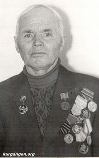Рукавишников Александр Васильевич — Рукавишников Александр Васильевич, 1914 года рождения. На фронт призван в 1941 году, в железнодорожные войска рядовым, затем служил командиром отделения на Северо-Западном фронте. Участвовал в работах по восстановлению железнодорожных путей на Ленинградском и Прибалтийском фронтах. Демобилизован в 1945 году. Награжден Орденом Отечественной войны 2 степени, медалью «За победу над Германией». Умер в 2001 году.