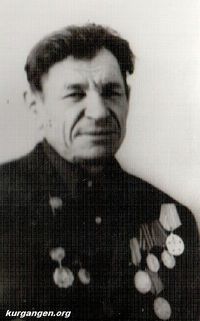 Рукавишников Александр Иванович — Рукавишников Александр Иванович родился 7.11.1921 г. В 1942 г., был направлен в Челябинское танковое училище. После трехмесячного обучения попал на фронт. Воевал на Курской дуге, под Харьковом и Орлом, Кенигсбергом в составе пятой отдельной гвардейской прорывной дивизии. Принимал участие в освобождении  Румынии. В 1945 г. получил тяжелое ранение. Больше года находился в госпитале, после чего в 1946 г. был демобилизован. Награжден медалями «За отвагу», «За взятие Кенигсберга», «За победу над Германией».