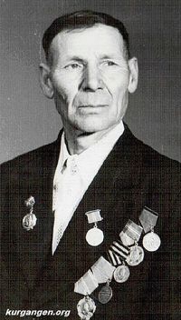 Рукавишников Александр Иванович — Рукавишников Александр Иванович, 1924 года рождения. Был призван на фронт в 1942 году, зачислен в артиллерию водителем-механиком. Воевал на 1-м Украинском и 1 и 2-ом Белорусских фронтах. Участвовал в боях за освобождение Кенигсберга и Берлина. Демобилизован в 1947 году. Был награжден Орденом Отечественной войны 2 степени, медалями «За боевые заслуги», «За взятие Кенигсберга», «За взятие Берлина», «За победу над Германией», медалью Жукова и юбилейными. Умер в 2008 году.