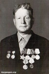 Рукавишников Александр Константинович — Рукавишников Александр Константинович, 1925 года рождения. На фронт был призван в 1943 году в 332 гвардейский полк, Северо-западный фронт. Получил звание младшего сержанта. Трижды был ранен. Демобилизовался  в 1945 году. Награжден Орденом Славы 3 степени, Орденом Отечественной войны 2 степени, медалями «За отвагу», «За победу над Германией». Умер в 2002 году.