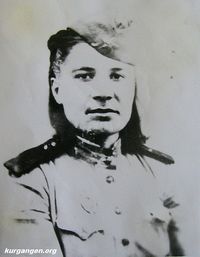 Самкова Валентина Михайловна — Самкова Валентина Михайловна – до войны работала медсестрой Челябинской железнодорожной больницы. В декабре 1942 года призвана на фронт в полевой передвижной госпиталь. Выносила раненых с поля боя. Участвовала в Курской битве, освобождении Белоруссии, Польши, Восточной Пруссии, взятии Кенигсберга. Фото из архива Кировской сельской библиотеки.
