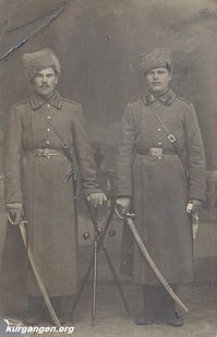 На военной службе, 1915 год — Слева Трофим Михайлович Серков. С ним Яков Кочнев, г. Томск, 1915 год. Фото из архива В.Т. Серкова (г. Курган).