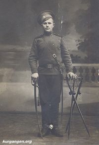 На военной службе, 1910-е годы — Надпись на обороте: "... Это товарищ мой курганский. Я взял на память (фото). Он отправился на позицию и мне подарил, Егор Богданов". Фото из архива В.Т. Серкова (Курган).