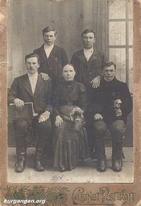 Курган, 1913 год — Первый ряд, слева направо: Трофим и Мария Серковы, Курган, фотография Кочешева, 1913 год. Фото из архива В.Т. Серкова (г. Курган).