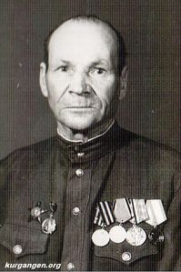Суковатицын Андрей Егорович — Суковатицын Андрей Егорович, 1923 года рождения. На войну был призван в 1942 году. В звании младшего лейтенанта выполнял должность командира взвода минометчиков, пулеметчиков в составе Воронежского, Степного и 2 Украинского фронтов. В боях был четырежды ранен: под Воронежом, Харьковом, Берлином. Демобилизован в июне 1945. Награжден Орденом Красной Звезды, Орденом Отечественной войны 2 степени, медалью «За победу над Германией».