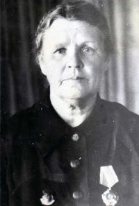 Жители села Кирово (Воскресенского) — Тарасова Мария Васильевна, медицинский работник Кировской районной
больницы, кавалер ордена Ленина.Трудовую деятельность начала ещё в
начале 20 века в Воскресенской (Кирово) земской больнице фельдшером-акушером. Её имя значится в списках врачей и работников больницы 1914
года. Фото 1950-ых годов из музея школы в селе Кирово Мишкинского района.