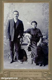 Каменских Андрей Григорьевич с женой Феклой Дмитриевной — Каменских Андрей Григорьевич с женой Феклой Дмитриевной, 29.09.1894 г.р. (в девичестве Шилова). В 1916 году семья возвратилась в город Пермь из Кургана, здесь 13.02.1916 года Фекла Дмитриевна умерла от кровоизлияния после третьих родов - родилась дочь Анна. После смерти жены Андрей Григорьевич вернулся в Курган, а детей - Веру, Ивана и Анну забрал их дед - Каменских Григорий Иванович в деревню Першино. Фото из архива Вячеслава Вотева (Пермь).