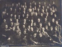 Город Курган — 2-й расширенный пленум окружного комитета ВЛКСМ, 12.04.1926. В четвертом ряду сверху, четвертый справа (в косоворотке с белыми пуговицами) - Покровский Николай Константинович. Фото из архива Серкова Владимира Трофимовича (Курган).