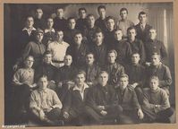 Город Курган — Пленум Курганского окружного РЛКСМ, октябрь 1925 года. В третьем ряду сверху, четвертый справа (в рубашке с белыми пуговицами) - Покровский Николай Константинович (секретарь Макушинского райкома РЛКСМ). Фото из архива Серкова Владимира Трофимовича (Курган).