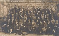 — 5-й Уральский съезд работников искусств, 29-30.04.1925. В третьем ряду, пятая слева - Покровская (Беляшова) Александра Мартемьяновна.  Фото из архива Серкова Владимира Трофимовича (Курган).