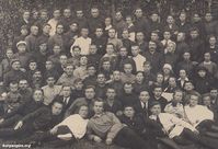 Город Курган — Шестой выпуск окружной совпартшколы, 1925 год. Шестой справа во втором ряду сверху - Покровский Николай Констанитинович. Третья справа в третьем ряду снизу - Беляшова Александра Мартемьяновна.  Фото из архива Серкова Владимира Трофимовича (Курган).