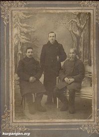 Федор, Егор, Андрей Каменские — Слева направо: Андрей Егорович, Федор Яковлевич, Егор Иванович Каменских. Егор Иванович был родным братом моего прапрадеда Григория Ивановича, и вероятно, отцом Саввы Егоровича Каменских. Фото из архива Вячеслава Вотева (Пермь).