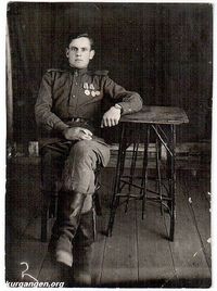 Хищенко Петр Савельевич  — Хищенко Петр Савельевич 1920 г. рождения, родился в Одесской обл., в Полтавском р-не. 16 июля 1941 года был призван  на войну. Присягу принял 1 февраля 1942 года. Воевал разведчиком на Южном фронте, на 2-м Белорусском фронте, 20 марта 46 года был уволен в запас. Награжден медалями «За отвагу», «За оборону Ленинграда».
Надпись на обороте фотографии: “Фотографировался в городе Урюпинске Сталинградской области, 46 год 16 мая. В память службы в РККА. Фотографировался в последний день своей службы”.