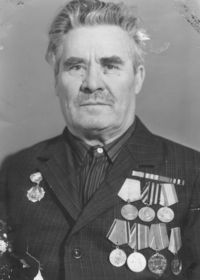Чирин Иван Петрович — Родился 5.09.1903 г. в с. Бахаровка Юргамышского р-на.
Воевал на 1-м Белорусском фронте, 33 армия, 369 батальон связи, был старшиной. Участвовал в боях под Москвой, в Смоленске, в Латвии, в Литве, в Берлине, дошёл до Эльбы.
20 октября 1945 г. вернулся домой. В Куртамыше работал зоотехником, директором инкубаторной станции.
Награды: орден «Отечественной войны», медали «За боевые заслуги», «За победу над Германией», «За оборону Москвы», «За взятие Берлина».
Фото из музея Куртамышского сельхозтехникума.