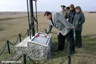 Поставим памятник деревне. Проект генерала Усманова, 2003 год — Фоторепортаж с открытия памятного знака на месте исчезнувший деревни Шарово. Фото из архива Усманова В.В.
