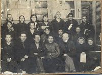 Школа в Чинеево? — Учителя и ученики. Фото из архива Сметаниных (Курган)