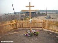 Село Боровское (Карачтинское) Белозерского района Курганской области - 15 — Поклонный крест на месте Карачтинской Пророкоильинской церкви. Виден фундамент разрушенной церкви. Фото Павла Варлакова, 08.08.2010.