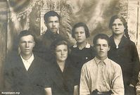 Ликбез — Группа ликвидации безграмотности (ликбез): Красильников, Родионова, Давыдова, Девятов, Верхорубова, Соколков. Село Утятское, 14/VIII-1928г.  Фото из домашнего архива Веры Архиповны Шабуровой (Курган).