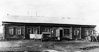 Село Кирово. Здание школы — Здание школы в селе Кирово построено в 1929 году, разобрано в конце 80-х годов. Во время Великой Отечественной войны в нем располагался эвакогоспиталь. Фото начала 60-х годов.
Фото из музея школы в с. Кирово.