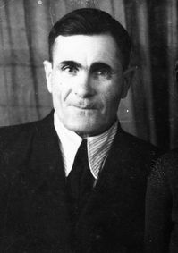Тетеркин Перфилий Ильич — Весной 1925 года Воскресенское кредитное товарищество купило трактор
иностранной марки. Первый тракторист села Воскресенское (Кирово)-
Тетёркин П. И. закончил курсы трактористов в Свердловске. Пахали, в
первую очередь, членам кредитного товарищества, а потом по найму. Фото из музея школы в селе Кирово, 1967 год.