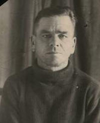 Островских Иван Егорович (29.08.1908-9.03.1994) - 1 — Во время Великой Отечественной войны Иван Егорович был участником многих боевых сражений, в том числе обороны Ленинграда – по дороге жизни перевозил продовольствие, оружие, боеприпасы, топливо. 25 ноября 1941 года первые машины двинулись на восточный берег озера – в Кобону. На следующий день ленинградцы получили первые буханки свежего хлеба. На озере свирепствовали штормовые ветры, бушевали метели. Толщина льда, его структура и крепость были не везде одинаковы.